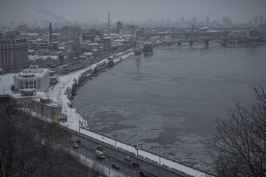 KYIV, UKRAINE - 8 ARALIK 2023 BÖLÜM Sabahtan beri, şehir kar yağışı altındaydı. ÇÜNKÜ KÜÇÜK KÜÇÜK KÜÇÜK KÜÇÜK KÜÇÜK. DNIPRO Nehri 'nin Köprü' den görüntüsü