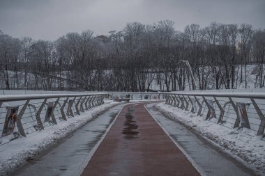 KYIV, UKRAINE - 8 ARALIK 2023 BÖLÜM Sabahtan beri, şehir kar yağışı altındaydı. ÇÜNKÜ KÜÇÜK KÜÇÜK KÜÇÜK KÜÇÜK.