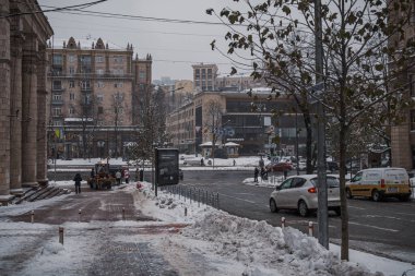 KYIV, UKRAINE - 8 ARALIK 2023: çok sabahtan beri kar yağışlı. GERÇEK Kışlar başladı. İnsanlar işe gider ve arabaları yanından geçirir. Bazen trajediler de olur. SLIPPERY YOLU.