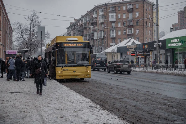 KYIV, UKRAINE - 8 ARALIK 2023: çok sabahtan beri kar yağışlı. GERÇEK Kışlar başladı. İnsanlar işe gider ve arabaları yanından geçirir. Bazen trajediler de olur. SLIPPERY YOLU.