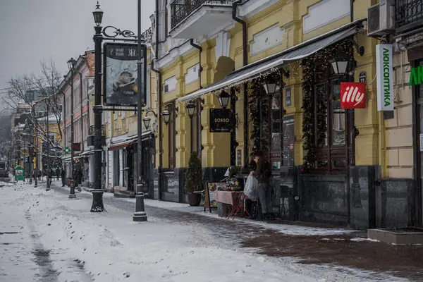 KYIV, UKRAINE - 8 ARALIK 2023 Sabahtan beri, şehir kar altında. Yollar kaygandır, ama insanlar kendi işleriyle ilgilenmeye başlarlar. ŞEHRİ YILI YIL İÇİN BİR YIL ÖNCE.