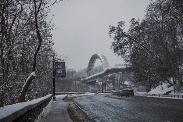 KYIV, UKRAINE - 8 ARALIK 2023: çok sabahtan beri kar yağışlı. GERÇEK Kışlar başladı. İnsanlar işe gider ve arabaları yanından geçirir. Bazen trajediler de olur. SLIPPERY YOLU.