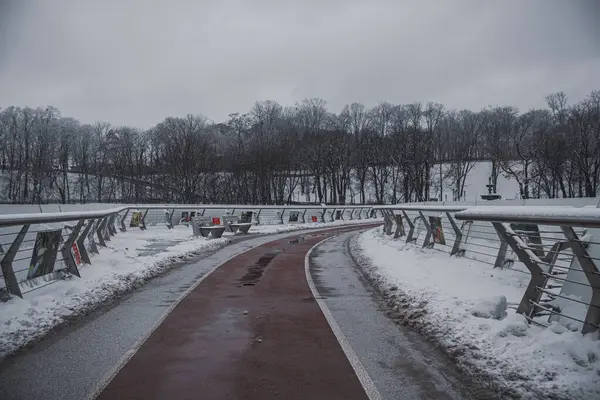 KYIV, UKRAINE - 8 ARALIK 2023 BÖLÜM Sabahtan beri, şehir kar yağışı altındaydı. ÇÜNKÜ KÜÇÜK KÜÇÜK KÜÇÜK KÜÇÜK.