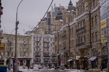Kyiv, Ukrayna - 11 Aralık 2023: Arena City yakınlarında, insanlar mesai saatleri içinde işlerine giderler. Şehri yeni yıl için dekore et. Tarihi mimari