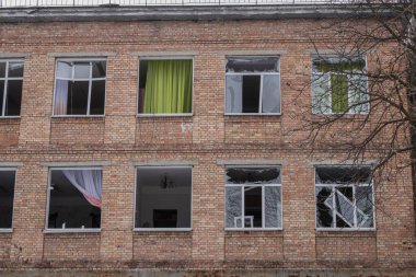 KYIV, UKRAINE 13 Aralık 2023 ROSU: Ruslar bir gecede başkente 10 balistik füze fırlattılar. Tüm füzeler düşürüldü ama enkaz yola düştü ve patlama dalgası camları patlattı.