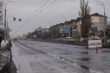 KYIV, UKRAINE 13 Aralık 2023 ROSU: Ruslar bir gecede başkente 10 balistik füze fırlattılar. Tüm füzeler düşürüldü ama enkaz yola düştü ve patlama dalgası camları patlattı.