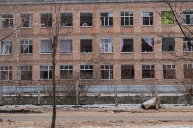 KYIV, UKRAINE 13 Aralık 2023 ROSU: Ruslar bir gecede başkente 10 balistik füze fırlattılar. Tüm füzeler düşürüldü ama enkaz yola düştü ve patlama dalgası camları patlattı.