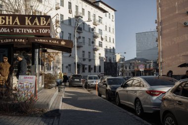 Kyiv, Ukrayna - 20 Aralık 2023: İşten sonra şehir merkezinde akşam saatlerinde, insanlar arabalarıyla evlerine gidiyorlar, ama bazı yerlerde trafik sıkışıklığı var..