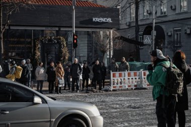 Kyiv, Ukrayna - 20 Aralık 2023: İşten sonra şehir merkezinde akşam saatlerinde, insanlar arabalarıyla evlerine gidiyorlar, ama bazı yerlerde trafik sıkışıklığı var..