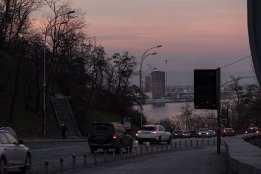 Kyiv, Ukrayna - 20 Aralık 2023: İşten sonra şehir merkezinde akşam saatlerinde, insanlar arabalarıyla evlerine gidiyorlar, ama bazı yerlerde trafik sıkışıklığı var..