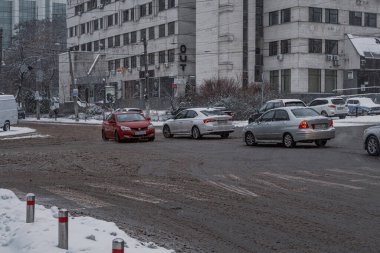 KYIV, UKRAINE - 8 ARALIK 2023: çok sabahtan beri kar yağışlı. GERÇEK Kışlar başladı. İnsanlar işe gider ve arabaları yanından geçirir. Bazen trajediler de olur. SLIPPERY YOLU.