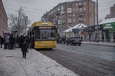 KYIV, UKRAINE - 8 ARALIK 2023: çok sabahtan beri kar yağışlı. GERÇEK Kışlar başladı. İnsanlar işe gider ve arabaları yanından geçirir. Bazen trajediler de olur. SLIPPERY YOLU.