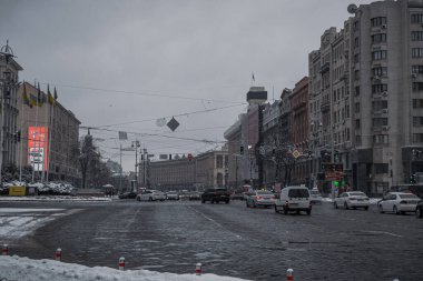 KYIV, UKRAINE - 8 ARALIK 2023: çok sabahtan beri kar yağışlı. GERÇEK Kışlar başladı. İnsanlar işe gider ve arabaları yanından geçirir. Bazen trajediler de olur. SLIPPERY YOLU.