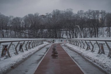 Kyiv, Ukrayna - 8 Aralık 2023: Sabahtan beri şehir yoğun kar yağışı altındaydı. İnsansız, karlı, boş bir şehir. Kasvetli hava
