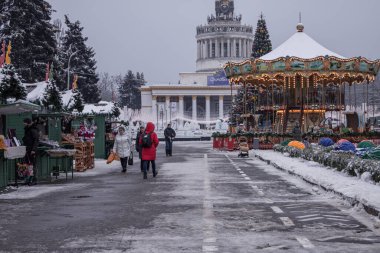 Kyiv, Ukrayna - 12 Aralık 2023: İnsanlar yeni yıl fuarına dinlenmek ve ızgarada taze yapılmış sokak yemekleri yemek için geldiler. Gerçek bir yiyecek ve içecek fuarı açıldı. İnsanlar sohbet eder ve dolaşır..