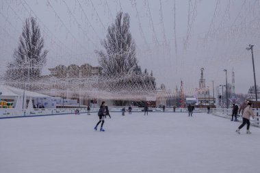 Kyiv, Ukrayna - 12 Aralık 2023: İnsanlar yeni yıl fuarına dinlenmek ve ızgarada taze yapılmış sokak yemekleri yemek için geldiler. Gerçek bir yiyecek ve içecek fuarı açıldı. İnsanlar sohbet eder ve dolaşır..