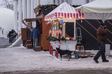 Kyiv, Ukrayna - 12 Aralık 2023: İnsanlar yeni yıl fuarına dinlenmek ve ızgarada taze yapılmış sokak yemekleri yemek için geldiler. Gerçek bir yiyecek ve içecek fuarı açıldı. İnsanlar sohbet eder ve dolaşır..