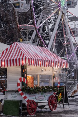 Kyiv, Ukrayna - 12 Aralık 2023: İnsanlar yeni yıl fuarına dinlenmek ve ızgarada taze yapılmış sokak yemekleri yemek için geldiler. Gerçek bir yiyecek ve içecek fuarı açıldı. İnsanlar sohbet eder ve dolaşır..
