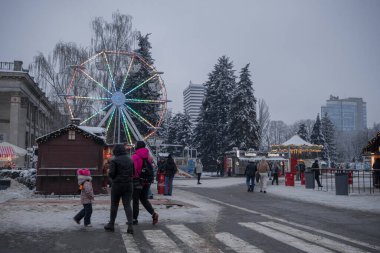 Kyiv, Ukrayna - 12 Aralık 2023: soğuk havada, aileler ve arkadaşlar VDNG 'de toplanıyor, orada yeni yıl fuarı açıldı. Yürüyüşe çıkarlar, sıcak kahve içerler ve ata binerler..
