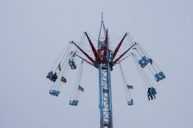 Kyiv, Ukrayna - 12 Aralık 2023: İnsanlar yeni yıl fuarına dinlenmek ve ızgarada taze yapılmış sokak yemekleri yemek için geldiler. Gerçek bir yiyecek ve içecek fuarı açıldı. İnsanlar sohbet eder ve dolaşır..