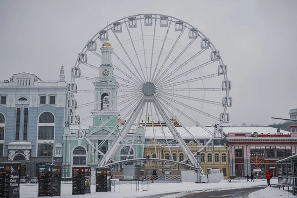 KYIV, UKRAINE 8 ARALIK 2023 KONTRAKTOVIY caddesinde bir FERRIS WERRIS var, ama artık çalışmıyor. # Sağlıklı kar, kar ve bulutlu gökyüzü nedeniyle # # Şehrimizde #.