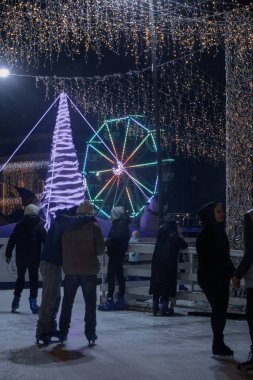Kyiv, Ukrayna - 26 Aralık 2023: VDNG 'de yeni yıl hikayesi yaratıldı. Noel ağacı süslenmiş, bir sürü atlıkarınca ve yiyecek tezgahı var. İnsanlar Noel 'i kutlamaya geldi.