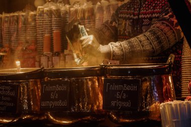 Kyiv, Ukrayna - 26 Aralık 2023: Kyiv 'de, ailesi ve arkadaşları olan herkes Noel' i kutlamaya geldi. Yılbaşı tezgahlarında çeşitli yiyecekler, sıcak içecekler ve geleneksel yemekler satılıyor..