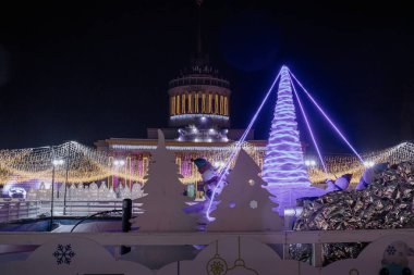 Kyiv, Ukrayna - 26 Aralık 2023: VDNG 'de yeni yıl hikayesi yaratıldı. Noel ağacı süslenmiş, bir sürü atlıkarınca ve yiyecek tezgahı var. İnsanlar Noel 'i kutlamaya geldi.