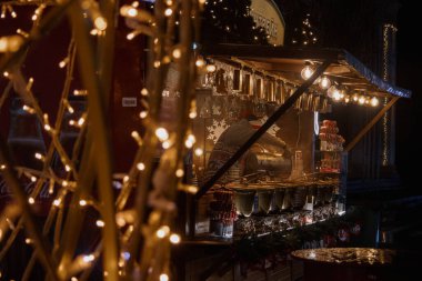 Kyiv, Ukrayna - 26 Aralık 2023: Kyiv 'de, ailesi ve arkadaşları olan herkes Noel' i kutlamaya geldi. Yılbaşı tezgahlarında çeşitli yiyecekler, sıcak içecekler ve geleneksel yemekler satılıyor..