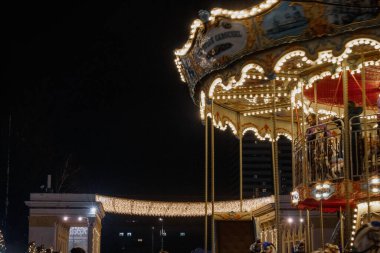 Kyiv, Ukrayna - 26 Aralık 2023: VDNG yeni yıl için her şeyi dekore etti. Akşamları insanlar işten sonra dinlenmeye gelirdi. Kaymak, arkadaşlarla sohbet etmek. Sıcak içecekler için ve lezzetli yemekler yiyin..