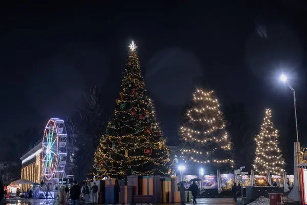 Kyiv, Ukrayna - 26 Aralık 2023: VDNG 'de yeni yıl hikayesi yaratıldı. Noel ağacı süslenmiş, bir sürü atlıkarınca ve yiyecek tezgahı var. İnsanlar Noel 'i kutlamaya geldi.