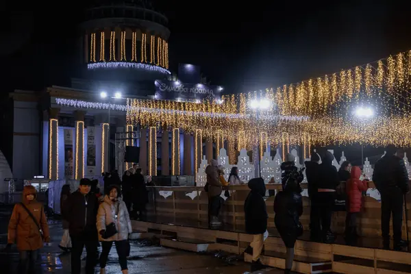 Kyiv, Ukrayna - 26 Aralık 2023: VDNG yeni yıl için her şeyi dekore etti. Akşamları insanlar işten sonra dinlenmeye gelirdi. Kaymak, arkadaşlarla sohbet etmek. Sıcak içecekler için ve lezzetli yemekler yiyin..