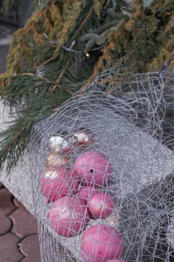 Kyiv, Ukrayna - 29 Aralık 2023: Yeni Yıl dekorasyonları bir kafenin yakınında. Pembe Noel baloları, Noel ağacı dalları ve çelenkler. Şehrin havası yerine gelsin diye biraz süslenmişti..