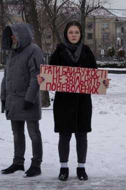Kyiv, Ukrayna - 21 Ocak 2024 'te, yakınları ve arkadaşları savaş esirlerinin yaklaşık 2 yıldır esir tutulduğunu hatırlatmak için bir mitinge geldiler. Birçok insan şehir merkezine gitti.