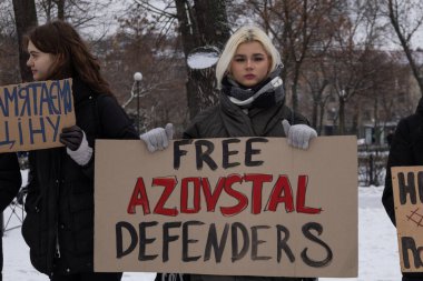 Kyiv, Ukrayna - 21 Ocak 2024 'te, yakınları ve arkadaşları savaş esirlerinin yaklaşık 2 yıldır esir tutulduğunu hatırlatmak için bir mitinge geldiler. Birçok insan şehir merkezine gitti.