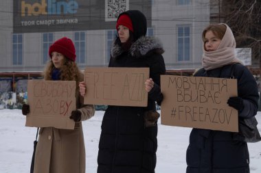Kyiv, Ukrayna - 21 Ocak 2024 'te, yakınları ve arkadaşları savaş esirlerinin yaklaşık 2 yıldır esir tutulduğunu hatırlatmak için bir mitinge geldiler. Birçok insan şehir merkezine gitti.