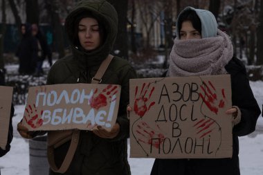 Kyiv, Ukrayna - 21 Ocak 2024 'te, yakınları ve arkadaşları savaş esirlerinin yaklaşık 2 yıldır esir tutulduğunu hatırlatmak için bir mitinge geldiler. Birçok insan şehir merkezine gitti.