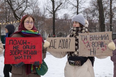 Kyiv, Ukrayna - 21 Ocak 2024 'te, yakınları ve arkadaşları savaş esirlerinin yaklaşık 2 yıldır esir tutulduğunu hatırlatmak için bir mitinge geldiler. Birçok insan şehir merkezine gitti.