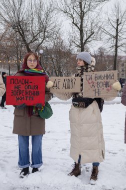 Kyiv, Ukrayna - 21 Ocak 2024 'te, yakınları ve arkadaşları savaş esirlerinin yaklaşık 2 yıldır esir tutulduğunu hatırlatmak için bir mitinge geldiler. Birçok insan şehir merkezine gitti.