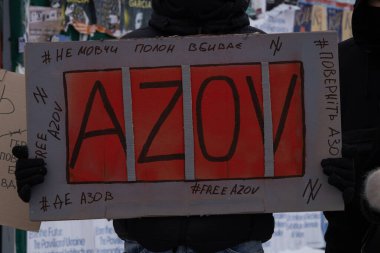 Kyiv, Ukrayna - 21 Ocak 2024 'te, yakınları ve arkadaşları savaş esirlerinin yaklaşık 2 yıldır esir tutulduğunu hatırlatmak için bir mitinge geldiler. Birçok insan şehir merkezine gitti.