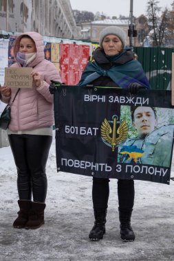 Kyiv, Ukrayna - 21 Ocak 2024 'te, yakınları ve arkadaşları savaş esirlerinin yaklaşık 2 yıldır esir tutulduğunu hatırlatmak için bir mitinge geldiler. Birçok insan şehir merkezine gitti.