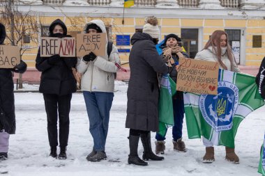 Kyiv, Ukrayna - 21 Ocak 2024 'te, yakınları ve arkadaşları savaş esirlerinin yaklaşık 2 yıldır esir tutulduğunu hatırlatmak için bir mitinge geldiler. Birçok insan şehir merkezine gitti.