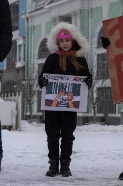 Kyiv, Ukrayna - 21 Ocak 2024 'te, akrabalar neredeyse 2 yıldır orada olan Azovstal mahkumlarını hatırlatmak için bir mitinge geldiler. Rusya askerlerimizi değiş tokuş etmiyor..