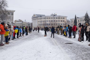 Kyiv, Ukrayna - 21 Ocak 2024 'te, akrabalar neredeyse 2 yıldır orada olan Azovstal mahkumlarını hatırlatmak için bir mitinge geldiler. Rusya askerlerimizi değiş tokuş etmiyor..