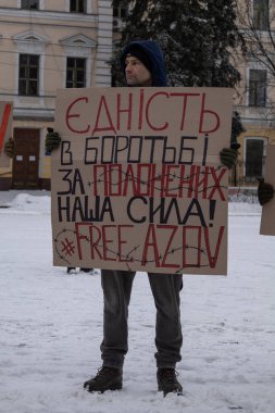 Kyiv, Ukrayna - 21 Ocak 2024 'te, yakınları ve arkadaşları savaş esirlerinin yaklaşık 2 yıldır esir tutulduğunu hatırlatmak için bir mitinge geldiler. Birçok insan şehir merkezine gitti.