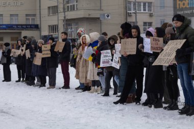 Kyiv, Ukrayna - 21 Ocak 2024 'te, yakınları ve arkadaşları savaş esirlerinin yaklaşık 2 yıldır esir tutulduğunu hatırlatmak için bir mitinge geldiler. Birçok insan şehir merkezine gitti.