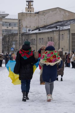 Kyiv, Ukrayna - 21 Ocak 2024 'te, yakınları ve arkadaşları savaş esirlerinin yaklaşık 2 yıldır esir tutulduğunu hatırlatmak için bir mitinge geldiler. Birçok insan şehir merkezine gitti.