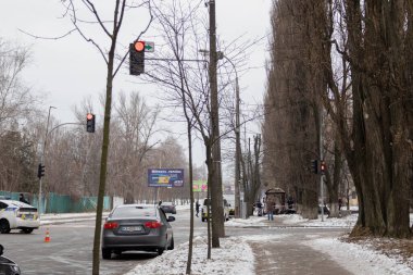 Kyiv, Ukrayna - 23 Ocak 2024, sabahın erken saatlerinde Ruslar Kyiv 'e füzeler ateşledi. Evin yakınına bir roket düştü ve patlamadı. Ev yıkıldı, daireler yakıldı.