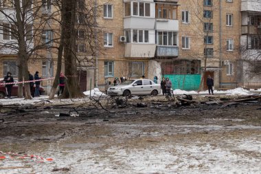 Kyiv, Ukrayna - 23 Ocak 2024: Rusya sabah Kyiv 'e balistik füzeler fırlattı. Evin yakınına bir roket düştü ve patlamadı. Ev yıkıldı. İnsanlar evden tahliye edildi.