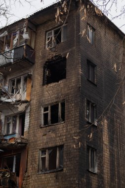 Kyiv, Ukrayna - 23 Ocak 2024: Rusya sabah Kyiv 'e balistik füzeler fırlattı. Evin yakınına bir roket düştü ve patlamadı. Ev yıkıldı. İnsanlar evden tahliye edildi.